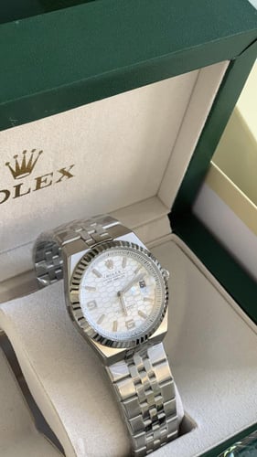 ساعه رولكس فضي من داخل ابيض مع ملحقاته