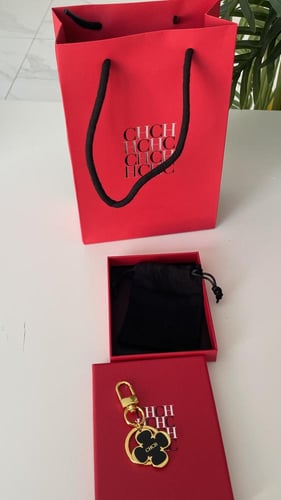 ميدالية مفاتيح ذهبي مع اسود كارولينا هيريرا شامل م...