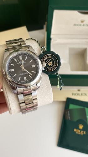 ساعه رولكس فضي من داخل اسود مع ملحقاته