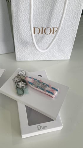 ميدالية ديور مع الملحقات