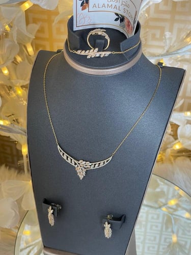 طقم زركون ناعم ذهبي او فضي (لايشمل الاستاند)