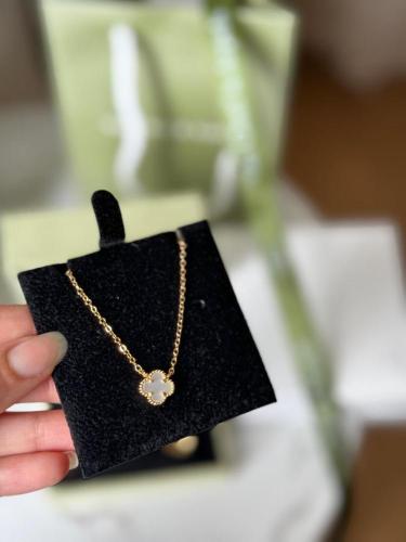 سلسال فان كليف ابيض ورده ميني