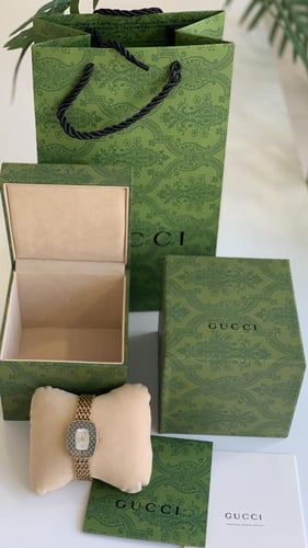 ساعة قوتشي ذهبي مع الملحقات