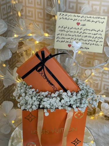 تنسيق كيس مع ورد جيبسوفيليا مع اسوارةLV بإختيارك