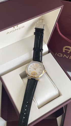 ‏ساعة اقنر جلد أسود مع الملحقات