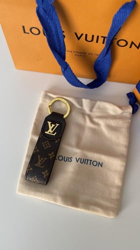 ميداليه LV بني مع ملحقاته