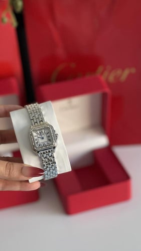ساعة كارتير نسائية فضي مع الملحقات