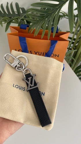 ميدالية LV اسود مع ملحقاته