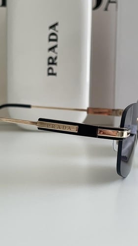 نظارة برادا مع ملحقات