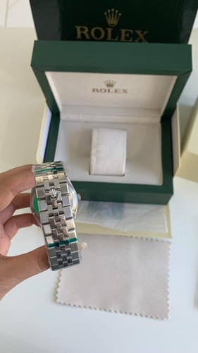ساعه رولكس فضي من داخل ابيض مع ملحقاته