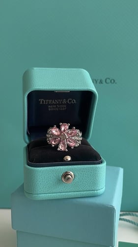 خاتم تيفاني لون وردي مع الملحقات