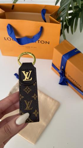 ميداليه LV بني مع ملحقاته