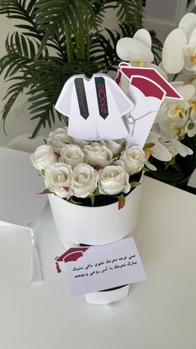 بوكس قبعة التخرج ابيض مع ورد+ كرت+ سلسال