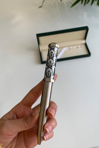 قلم فضي ملون مع علبته