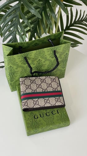 محفظة قوتشي مع ملحقات