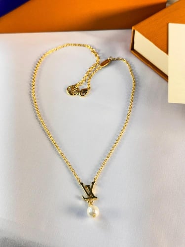 سلسال ذهبي مع لؤلؤ LVمع ملحقاتها