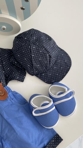 عربية مواليد اولاد مع طقم ملابس