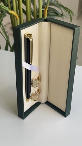 قلم وكبك ذهبي مع اسود مع العلبه