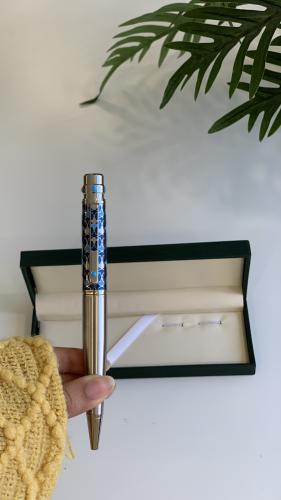 قلم فضي مع ازرق مع علبته