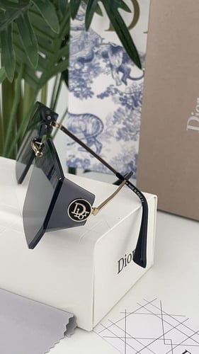 نظارة ديور حجم كبير مع ملحقاتها