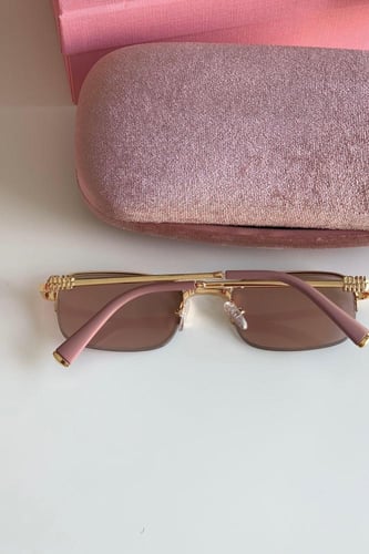 ‏نظارة ميو ميو بني مع ملحقاتها