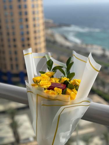 باقة ورد بيبي روز اصفر + خاتم كارتير ذهبي