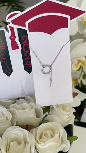 بوكس قبعة التخرج ابيض مع ورد+ كرت+ سلسال