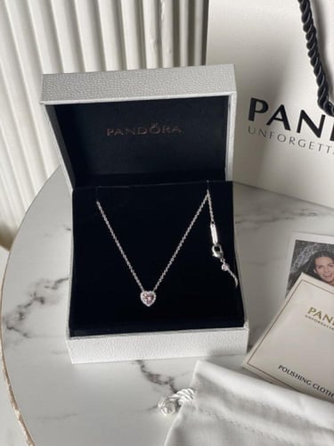 تنسيق ورد صناعي مع سلسال باندورا