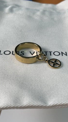 خاتم لويس فيتون الذهبي