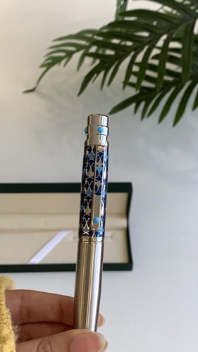 قلم فضي مع ازرق مع علبته