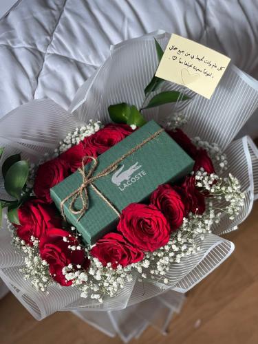 باقة ورد احمر جوري+ نظارة لاكوست