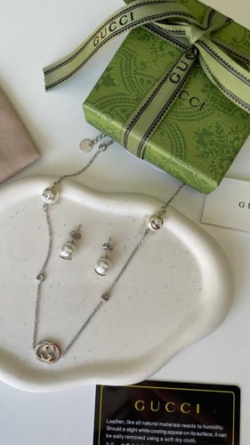 طقم سلسال وحلق قوتشي فضي مع لولؤ مع ملحقات