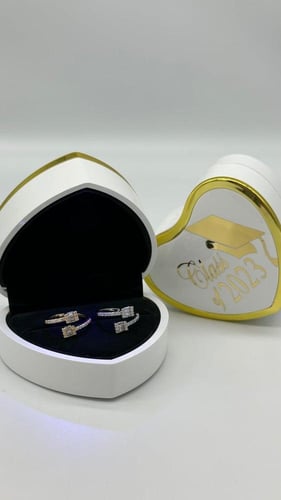 علبه خاتم مضيئه مع الخاتم و طبعه تخرج