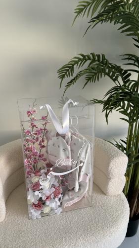 بوكس اكريلك مواليد مع ملابس وتنسيق الورد وكتابه