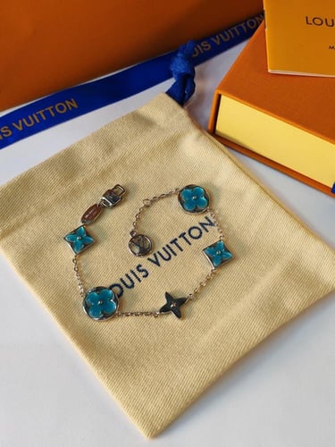 اساورLV مع ملحقاتها