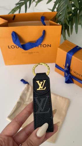 ميداليه LV اسود مع ملحقاته