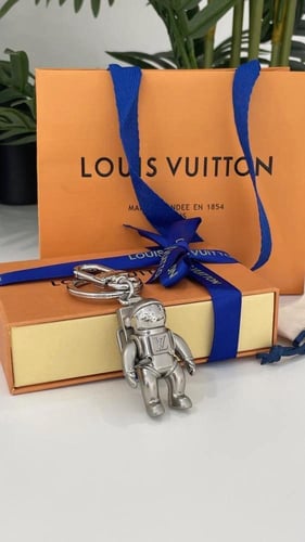 ميداليه مفاتيح LV شكل رجل فضاء فضي مع الملحقات