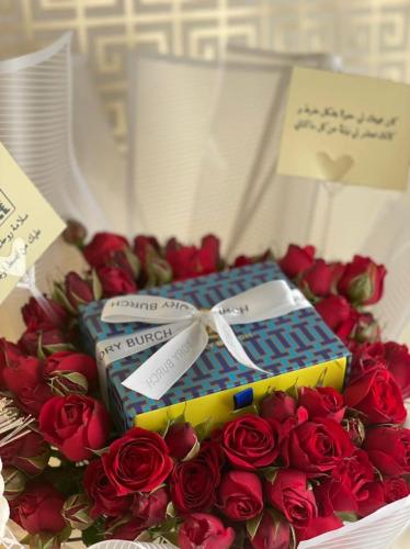 باقة بيبي روز مع اسوارة توري بورش