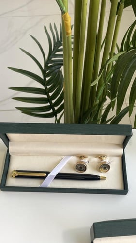 قلم وكبك ذهبي مع اسود مع العلبه