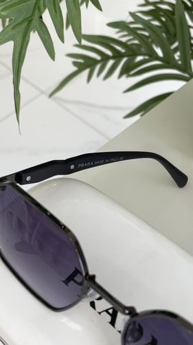 نظارة برادا مع ملحقات