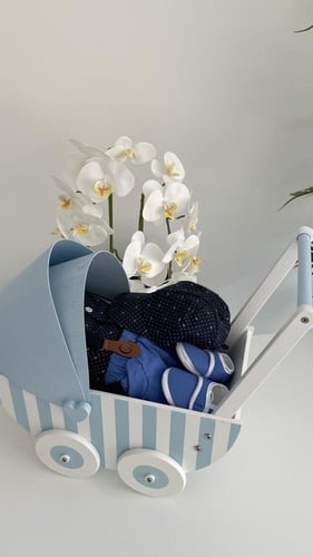 عربية مواليد اولاد مع طقم ملابس