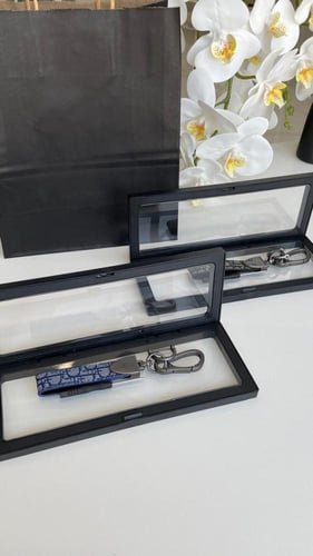 ميداليه مفاتيح مع علبه وكيس