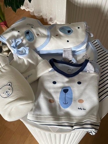 عربية مواليد اولاد مع طقم ملابس