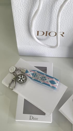 ‏ميدالية ديور مع الملحقات