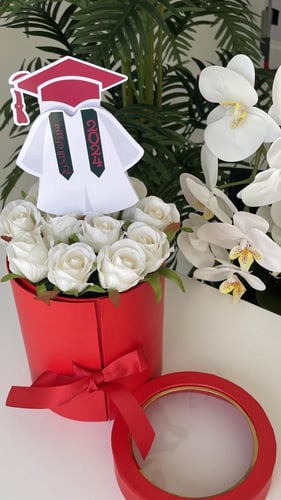 بوكس تخرج مع ورد كرت وسلسال ناعم