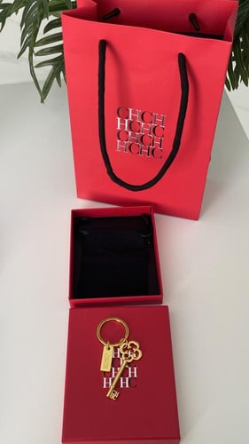 ميدالية مفاتيح ذهبي كارولينا هيريرا شامل ملحقات