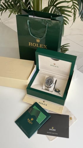 ساعه رولكس فضي من داخل اسود مع ملحقاته