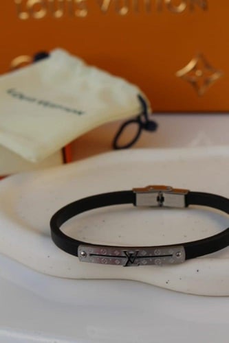 اسوره LV اسود رجالي مع الملحقات