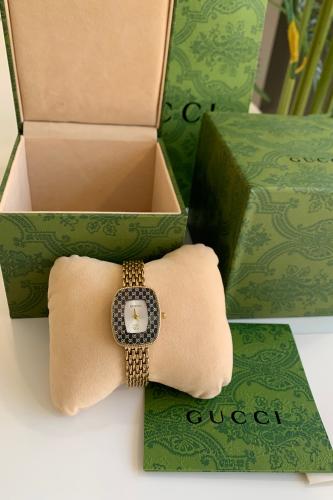 ساعة قوتشي ذهبي مع الملحقات