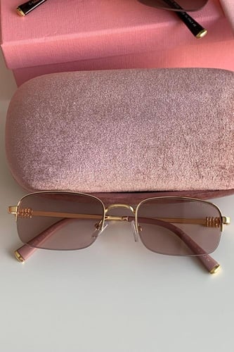 ‏نظارة ميو ميو بني مع ملحقاتها